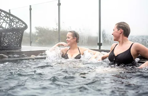 Hvidbjerg Strand Camping Resort Wellness Udendoersspa Samtale